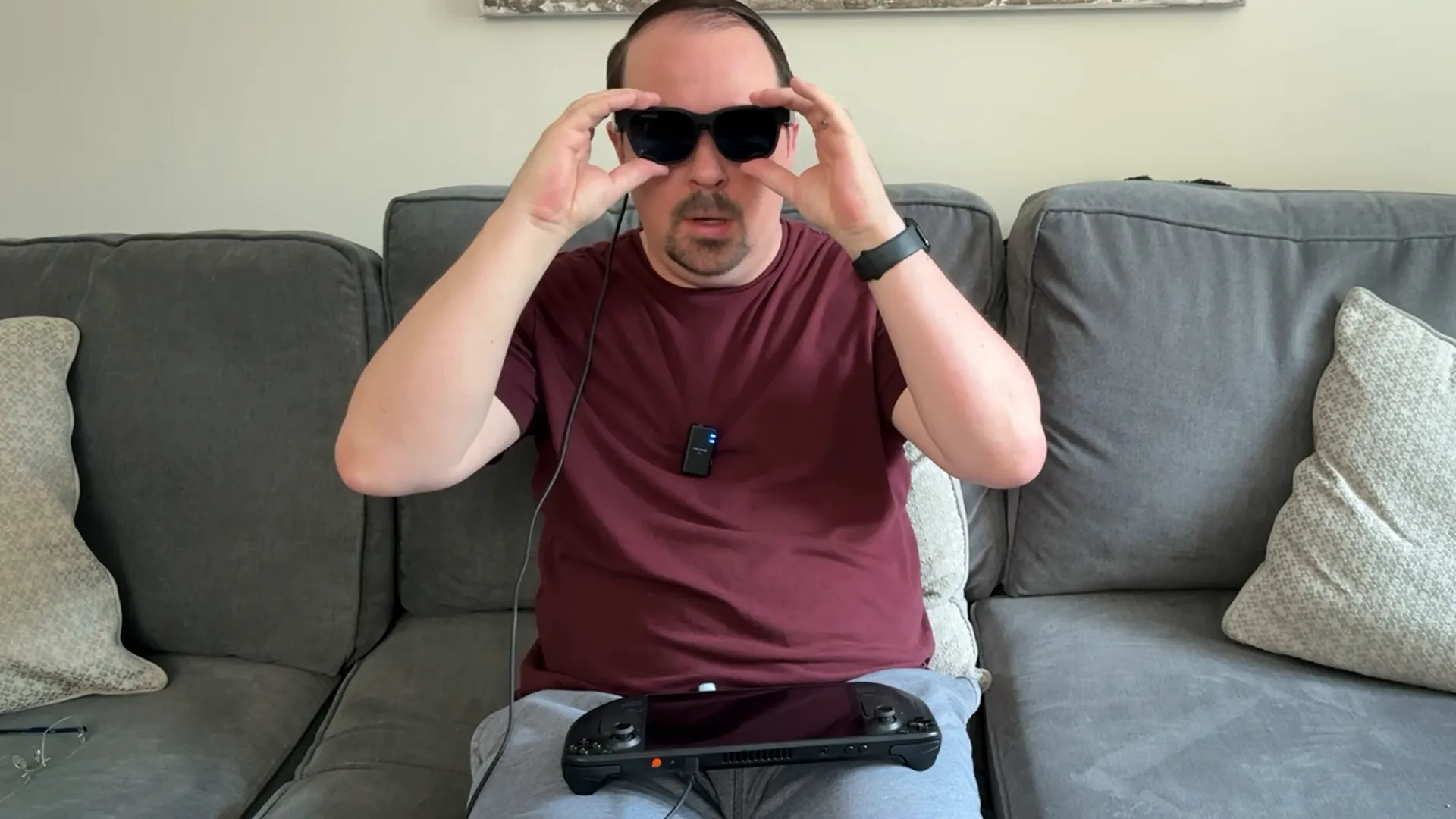 Uso de gafas VITURE Luma Pro jugando en tren con Steam Deck