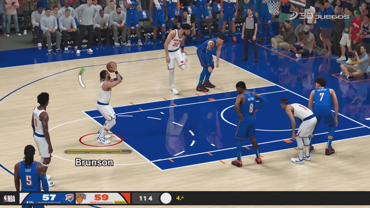 Primer plano de jugador en la cancha ejecutando un lanzamiento perfecto