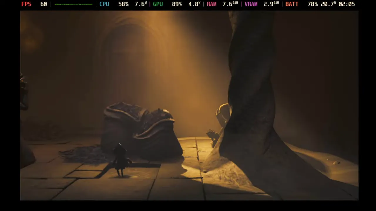 Dos personajes interactuando con un objeto del escenario mientras la iluminación crea una atmósfera inquietante